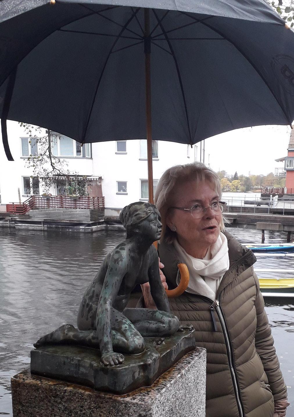 I receptionen till Fleminggatan 41 där vi började rundturen, finns en intarsiavägg för att hylla HSBs grundare Sven Wallander.