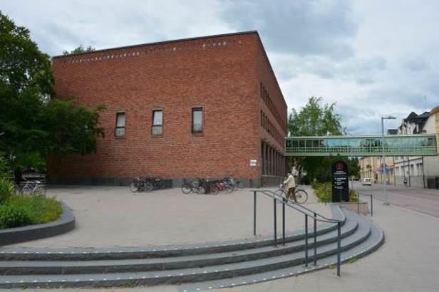 klocktorn, Västerås stadsbibliotek med tegelfasader och mosaikkonst samt