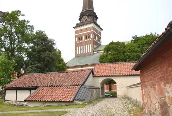 Begravningsplatserna nordost och nordväst om centrum med dess parkstruktur,