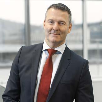 Innehar inga aktier Syntetiska aktieoptioner: 144 927 B-aktier Tidigare erfarenhet: Ledande positioner inom kommunikation och marknadsföring inom Volvokoncernen och Volvo Personvagnar.