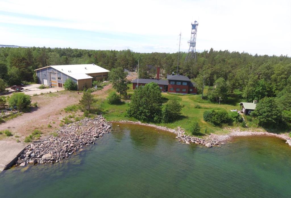 Fastigheten är totalt 8500 m 2 stor med ca 157 m lång rågräns mot tillandning /strand och kajanläggning.