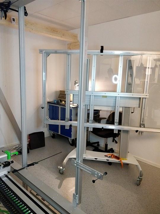 Bild tagen på Flatfrog HQ. 2.4 Modellering av mer komplex ram Systemet som valt att simuleras har större glas (glas 2, 1963.9 x 1147.5 mm) än tidigare simulerat glas (glas 1, 1600.7 x 929.3).
