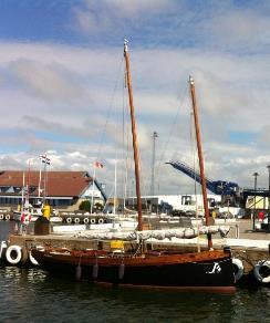 7. Segeltur med Arwen I Varbergs hamn ligger föreningen Eliboubanes vänners egenhändiga byggda segelbåt.