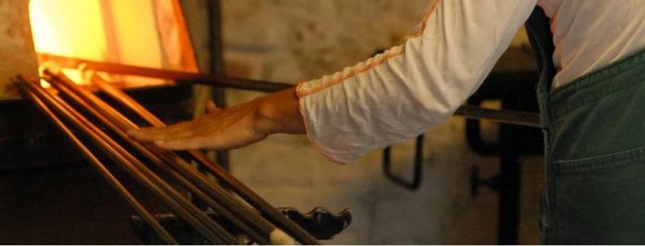 8. Glasblåsning på Glasverket Tekniken att blåsa glas uppfanns ca 50 f.kr, och är ett traditionellt hantverk vars grunder inte har ändrats mycket sedan det uppfanns.