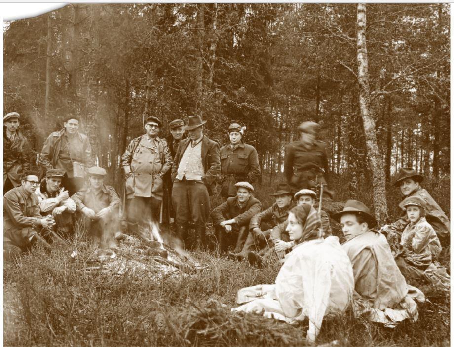 VÄLKLÄDD. Mauritz Magnusson tillsammans med naturvänner. Mauritz är mannen med ljus väst och hatt. Möten med Mauritz, legendarisk ring- Mauritz Magnusson vilar med kompisen Karl-Axel Bohlin.