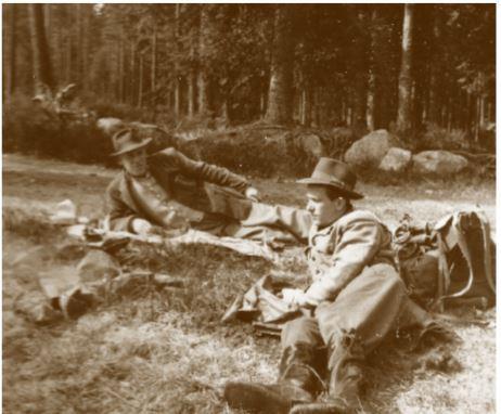 Mauritz var vid vårt möte, som jag uppfattade honom, en spänstig gubbe på cirka 60 år, jag själv var 22. Karl-Axel Bohlin när de ringmärker en lärkfalk.