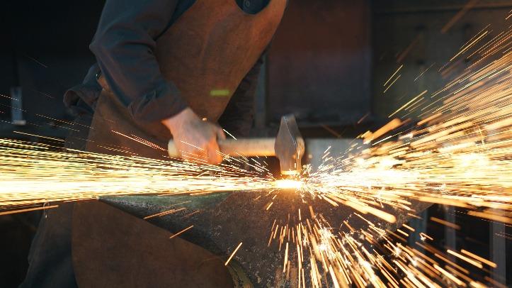 JÄRN & STÅL Järn är ett grundämne som gärna binder sig med andra ämnen och finns lite över allt omkring oss - och i oss. Järnet är också den viktigaste metallen för vår tekniska utveckling.