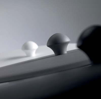 Fully covering lid with knob.