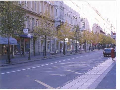 Tilia cordata 'Greenspire' på Kungsgatan i Stockholm. Foto: Per Ola Fritzon. odling. Frukten är tunnskalig och är även i fullmoget stadium lätt att klämma sönder mellan fingrarna.