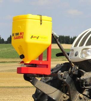 5.2 Montering på traktor För den typ av fastsättning, som visas på ömse sidor, fäst spridaren till traktorns dragbom med hjälp av