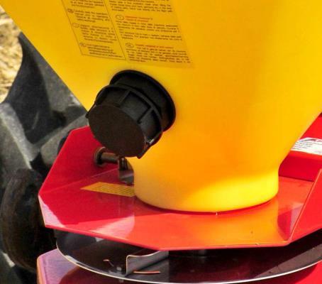 Installera batterikabeln enligt följande: Med 2-polig batterikabel, anslut kabelskon med inline säkring (20A) till batteriets pluspol och anslut den andra kabelskon till batteriets minuspol.