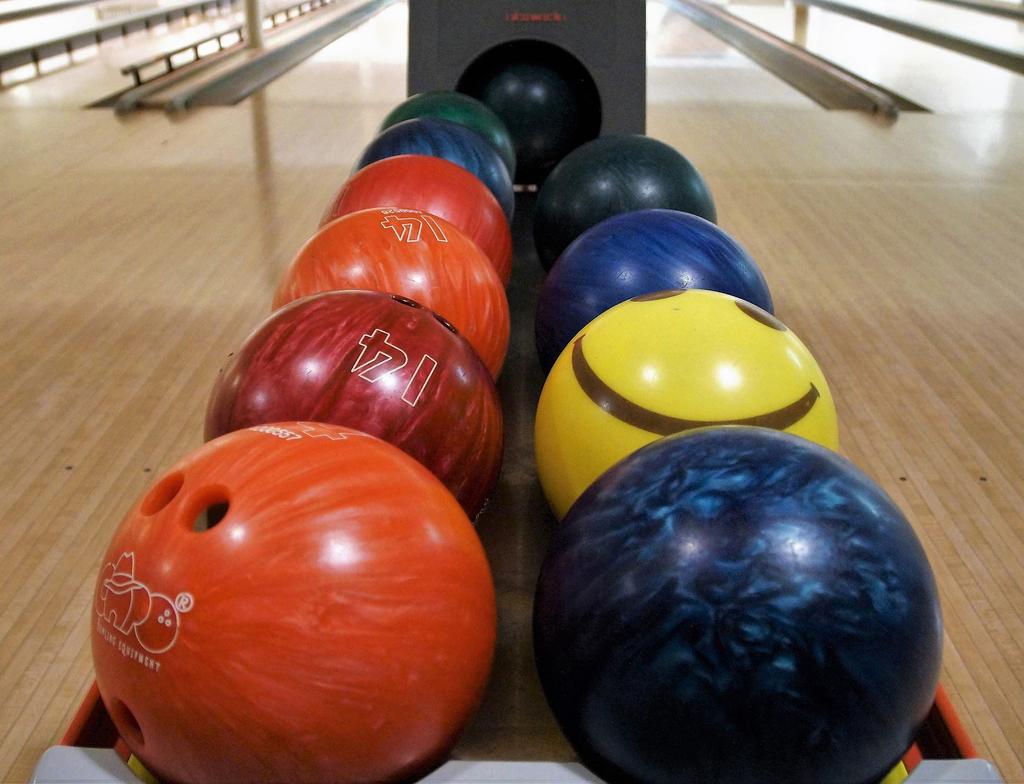 Bowling Välkommen att spela bowling. Höstens träning startar torsdagen den 22 augusti och håller på till avslutningen den 12 decmeber. Du har möjlighet att medverka i Älvaträffen den 7 december.