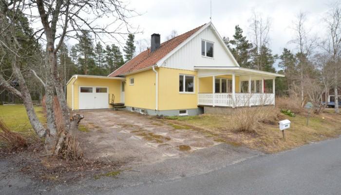 Barnvänligt område med närhet till badhus, utomhusbad, skolor, förskolor samt på promenadavstånd från centrala Hallstavik med matbutiker och serviceutbud.