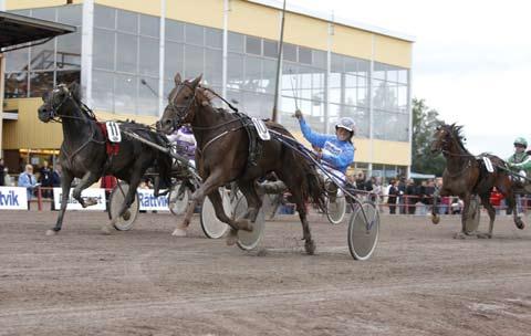 100726 Red Light Girl tog andra raka Leif Witasp hade en färgsprakande kväll på Rättvik. Först vann han med Blue Dirt och sedan segrade Red Light Girl.