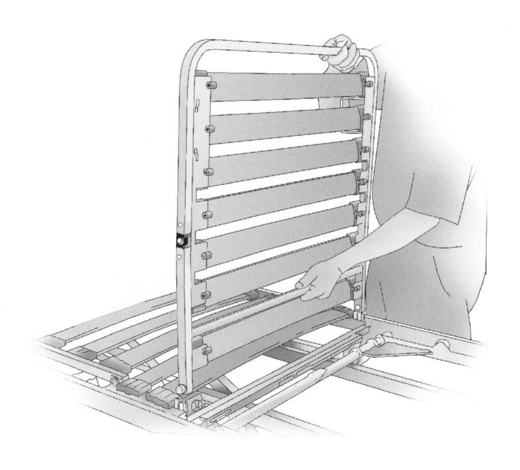 6.7 Hantering av sängbottens delar På QVINTETT kan sängbottens lår-/fotdel enkelt lyftas ur sängbotten. Vik upp den valda delen så att den står i rak vinkel mot sängbotten.
