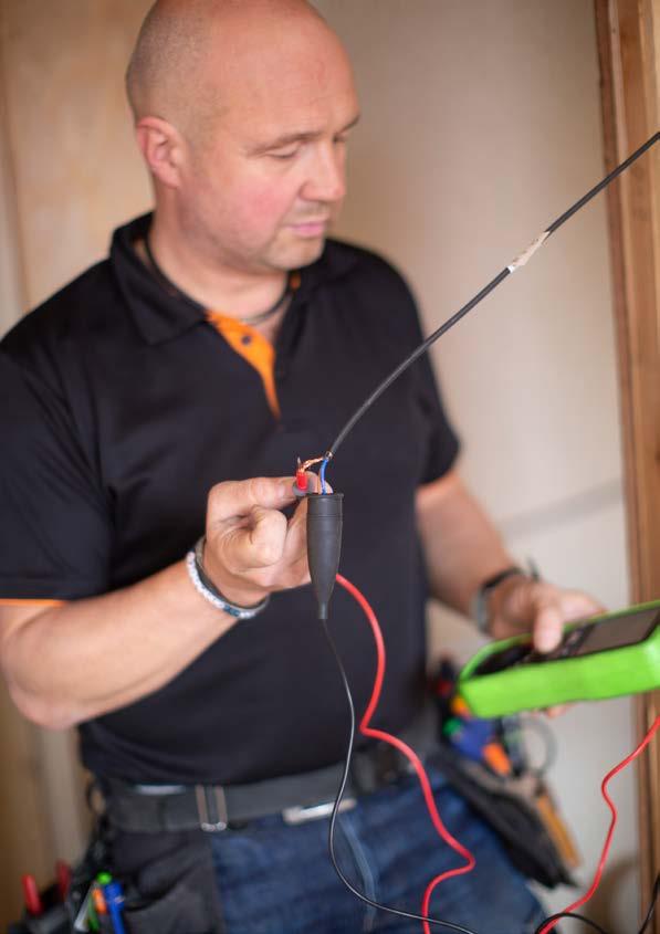 Vi har fått följa med elektrikern Peter Hjalmarsson när han installerar golvvärme på fyra ställen i en villa. Foto: Carolin Freiholtz I Kungsbacka, söder om Göteborg, ligger Br.