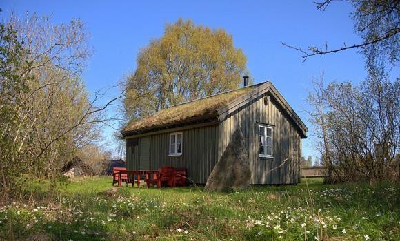 Då han uppträdde vid skolan med sin fiollåda och sin ryggsäck förde han med sig en atmosfär av skogsäventyr och mystik, skriver Jändel i en artikel i Veckojournalen 1933.