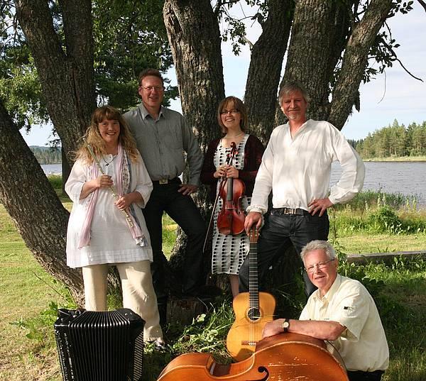 Fika- och korvförsäljning. Utomhus. Entré: Fri. P-avgift: 20 kr. Arr: Dan Andersson Sällskapet SVEN-BERTIL TAUBE 19.
