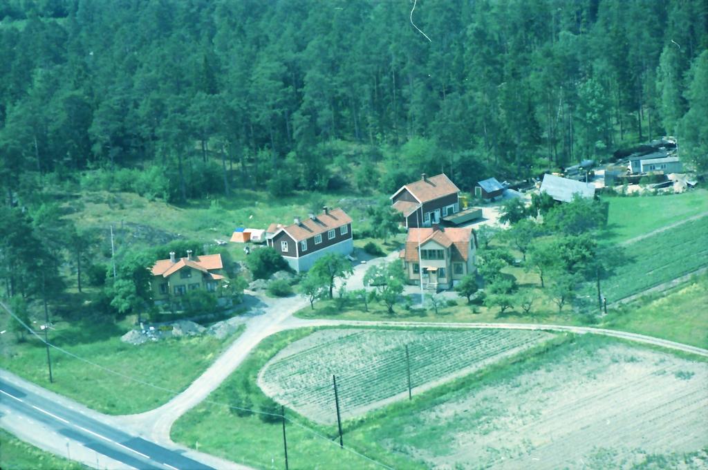 Stora Katrineberg på 1970-talet, foto Göte Ekström Det är lite oklart när Frans Johan Tärnholm börjar sin slakteriverksamhet här, men troligen omkring 1905 då han köper Stora Katrineberg, Stav 1:13,