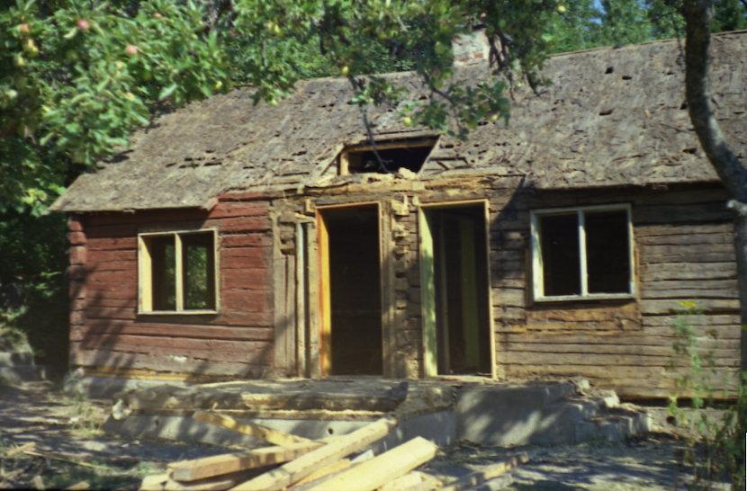 Nybyggt hus t.v. och den gamla torpstugan t.h. Bilden från 60-talet.