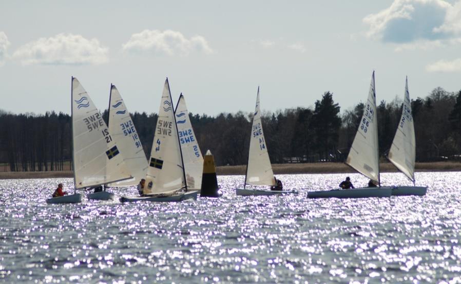 Svensk Finnjollesegling har just nu medvind! Bilden är från träningslägret i Karlstad 2018.
