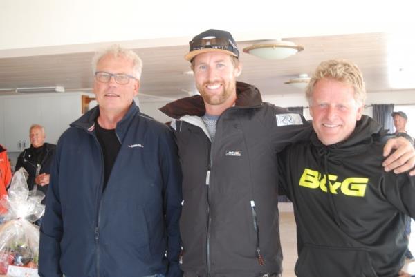 Bilden togs från piren vid hamninloppet i Träslövsläge och det gällde för fotografen att hålla i sig ordentligt, när han zoomade in Erik ganska långt ut på "böljan den blå".