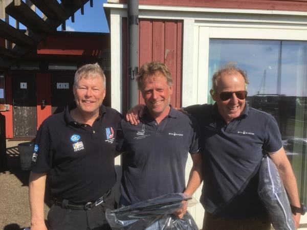 Vår-regattan i Träslövsläge 2019, Sverige Cup nr. 1 Bilden: "Topp 3". Fr. v. ser vi Svante Collvin/SWE 2 (2:a), Fredrik Tegnhed/SWE 5 (1:a) och Pär Friberg/SWE 91 ( 3:a).
