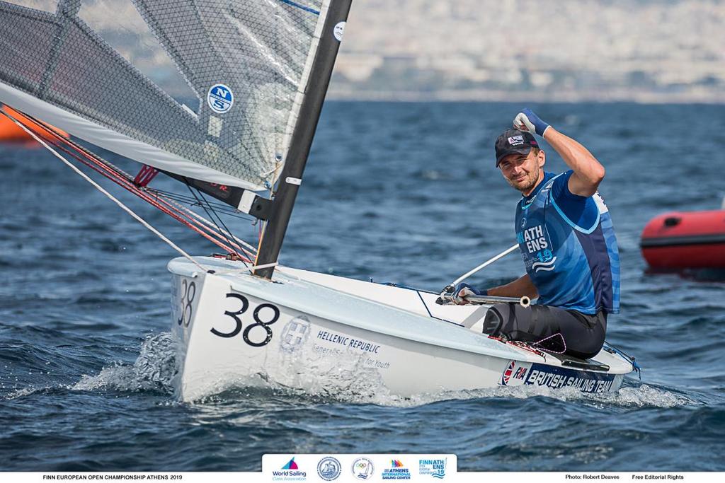 Europamästerskapen 2019 Citat från Robert Deaves, Internationella Finnjolleförbundets Nyheter från årets Europamästerskap: Giles Scott secured his third European Finn title in Athens today after