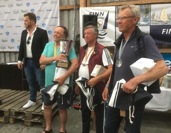 bästa svensk med en 15:e plats. Peter - ETT STORT GRATTIS till en bra placering - bra seglat! Tvåa bland svenskarna blev Fredrik Tegnhed / SWE 5 och trea blev Lars Edwall / SWE 59. Fr. v.