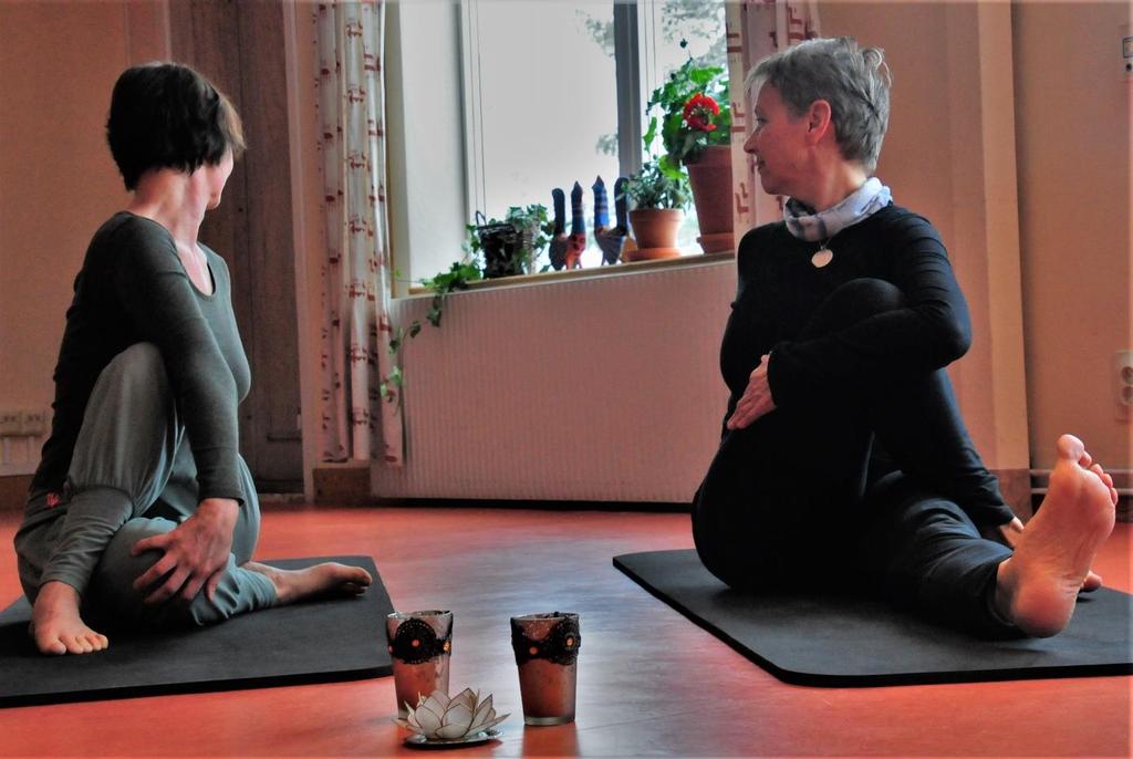 YOGA OCH LÄNGDSKIDÅKNING I GRÖVELSJÖN Den perfekta blandningen brukar våra deltagare säga. Yogapassen varieras mellan mjuka och långsamma till lite mer kraftfulla samt stilla meditation.