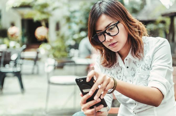 » E-handelns utveckling Under juni månad e-handlade hälften med mobiltelefonen De senaste åren har mobilen fått ett allt större genomslag både vad gäller trafik och antal ordrar.