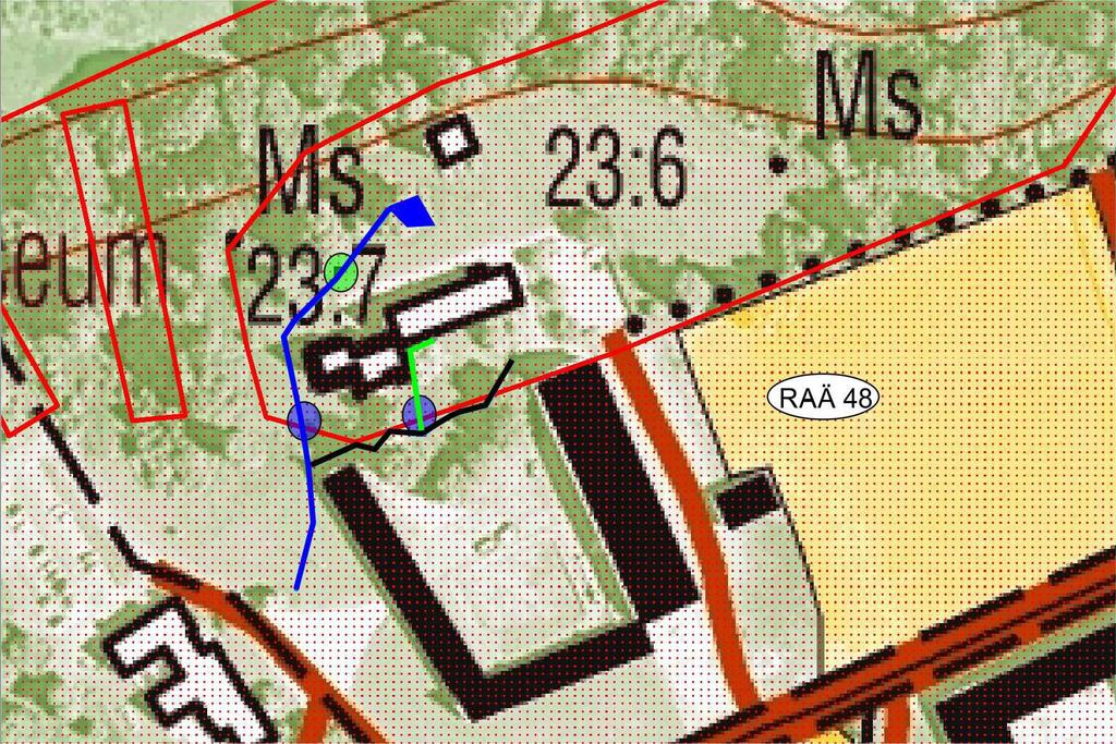 Fig. 6. Utdrag ur Lantmäteriets Fastighetskarta med de tre schakten markerade. Huvudschakt markerat med blått, schakt mot slottet, som grävdes från svart markerat schaktet, är markerat med grönt.