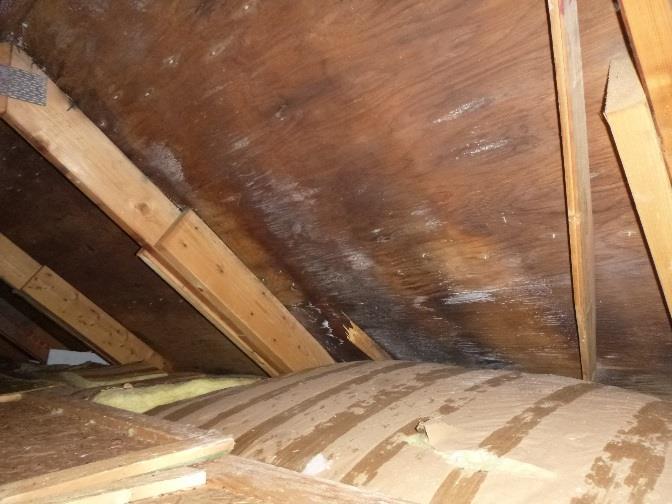 Klädkammare Sovrum 3 Klädkammare 2 <Ny rubrik Kommentarer och riskanalys Det förekommer flytande golv på betongplatta, vilket betecknas som en riskkonstruktion med avseende på fukt- och mikrobiella