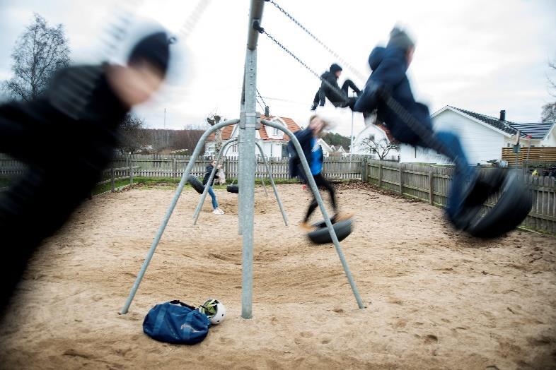 Exempel på hushållsavfall är köks och brännbart avfall. Hushållsavfallet måste hämtas av en entreprenör som är upphandlad av kommunen. I vissa fall ingår sophämtning i hyresavtalet.