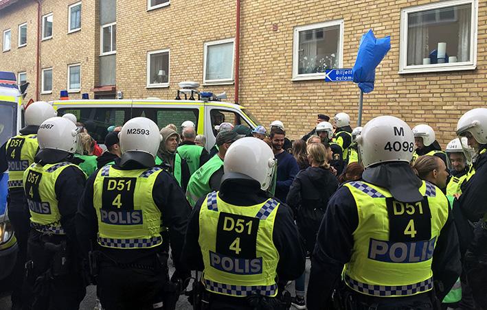 Han har även insett att han är riktigt bra på att teckna och visade oss sina alster som handlar om polisens vardag.