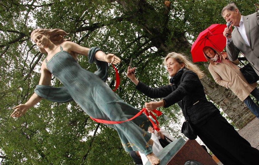 ÅRSRAPPORTER FRÅN LOKALFÖRENINGAR OCH LOKALGRUPPER Invigning av statyn Kvinnan i fredsarbetet på Djurgården i Stockholm.