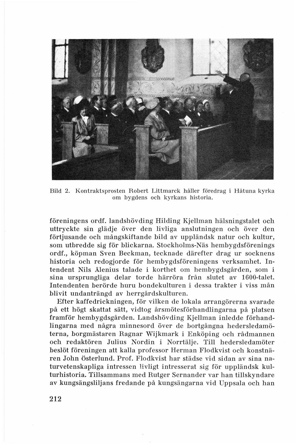 Bild 2. Kontraktsprosten Robert Littmarck håller föredrag i Håtuna kyrka om bygdens och kyrkans historia. föreningens ordf.