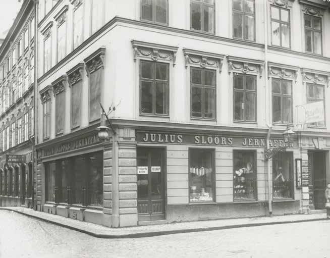 JULIUS SLÖÖRS JÄRNHANDEL I HÖRNET AV JÄRNTORGET OCH JÄRNTORGSGATAN. FOTO:V. KLEMMING, FÖRE 1907. STADSMUSEETS ARKIV, D 3730.