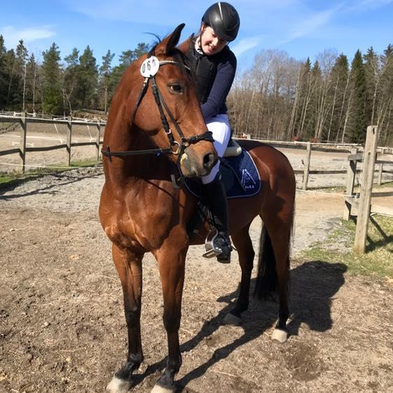 Motivering: Årets tävlingsryttare ponny: För sin stora utveckling inom hoppning, där hon tillsammans med Dave klättrat i klasserna från att
