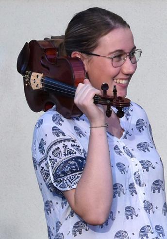 sommaren är som bäst. För kärlekens skull blir en härlig konsert där vi tillsammans njuter av sköna toner från våra mest älskade artister och musikaler.