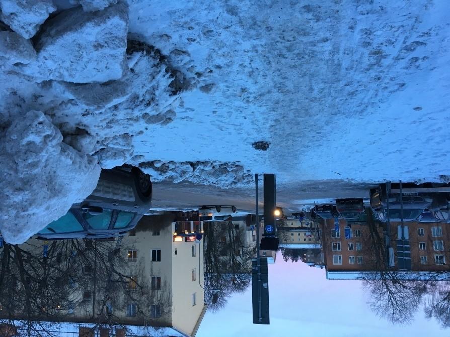 Figur 4: Trottoar som har använts för uppläggning av snömassor vilket har lett till att gående går på sidan av trottoar. Trottoar på andra sidan vägen var väl snöröjd.