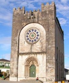 Camino Francés, O Cebreiro Santiago de Compostela, 10 nätter 3(7) Portomarín möts du av San Nicolàskyrkan, vilken är en av ledens mest intressanta Romanska kyrkor på grund av dess ovanliga arkitektur.