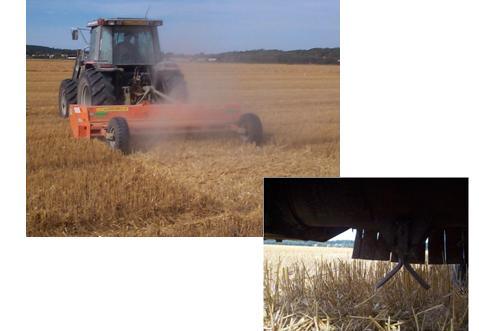 16 Figur 7. Betesputs Agrimaster RMU GL med vertikala slagor, arbetsbredd 3,2 m. Stora Bärby 9 september 2004.