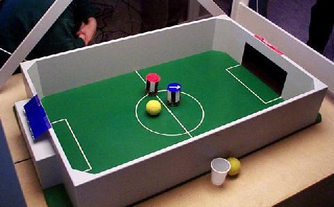 Figur 15. Verklig bild av fotbollsplan under en match. Matchstart Bollen placeras vid planens centrum medan spelarna placeras ut på symmetriska positioner på planen.