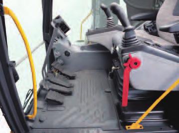 Men det är inga problem, för du sitter i en Volvo EC240C. Upplev den bekväma stolen med fjädring. Upplev Volvos bekväma hytt Ökad komfort ger längre effektiv arbetstid och ökad produktivitet.