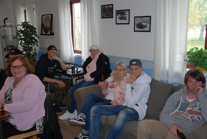 En kväll i maj månad hade 10 personer samlats i klubbhuset för att lära sig att rädda liv på sina