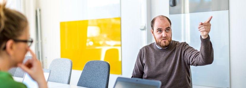 Kvinnor har högre sjukfrånvaro än män vilket speglar riket i övrigt.