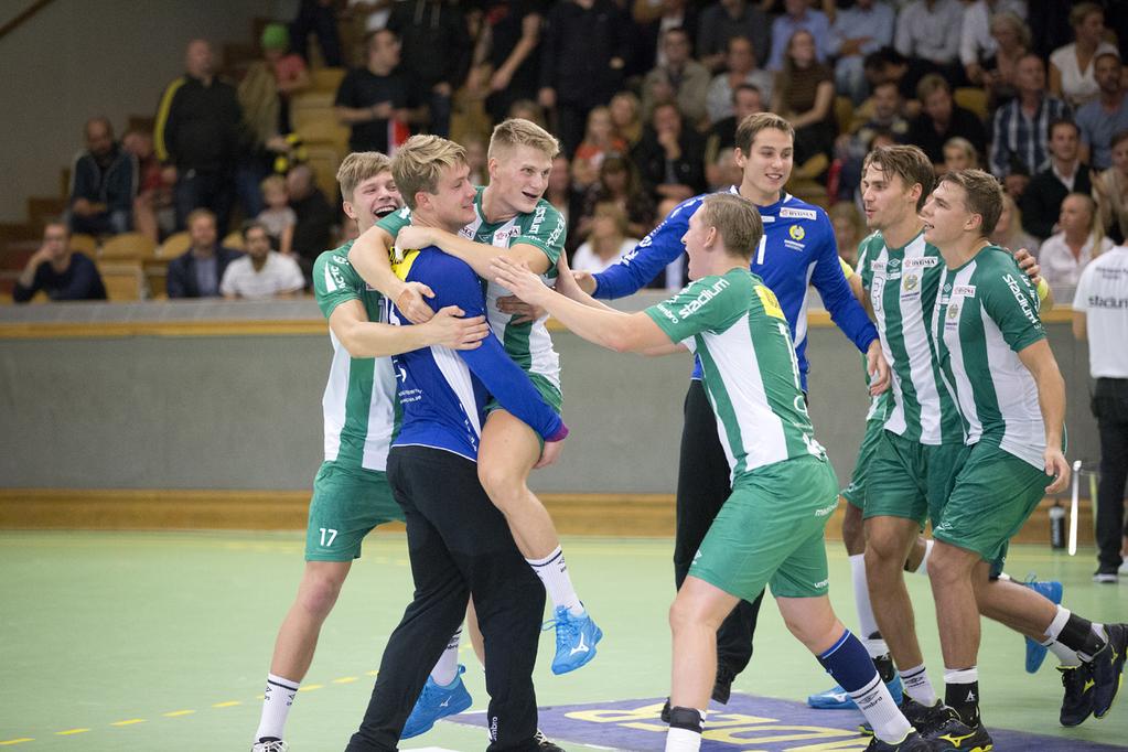 #viställerupp Handbollen beskrivs ofta som en folkrörelse och som Sveriges mest jämställda idrott. Sporten genomsyras av en tro på fair play som visar på en tradition av sunda värderingar.