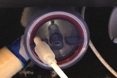 Lossa sedan ledbelysningen ur hylsan som sitter fäst i underdelen på laminar jets.