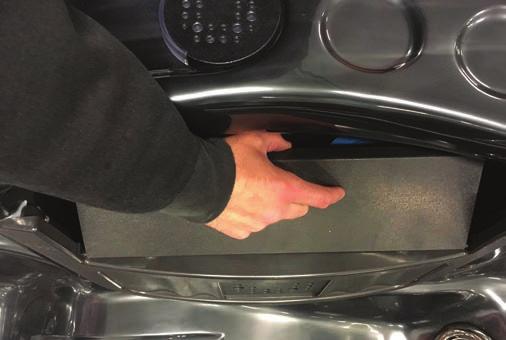 FILTER Ditt spabad är utrustat med ett trefiltersystem som sitter innanför filterbox. Dessa filter bör bytas ut efter 12 månader men behöver också regelbunden rengöring.